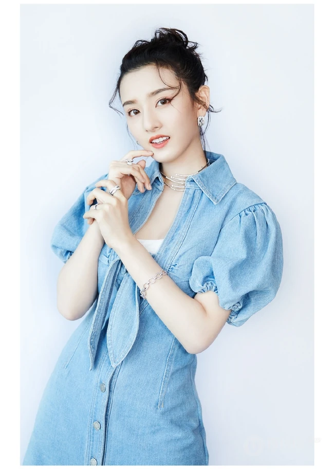 宋祖儿淡蓝色连衣牛仔短裙动人写真图片
