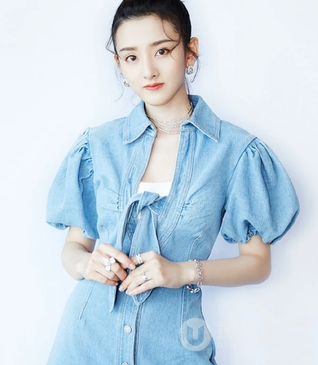 宋祖儿淡蓝色连衣牛仔短裙动人写真图片