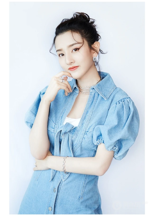 宋祖儿淡蓝色连衣牛仔短裙动人写真图片