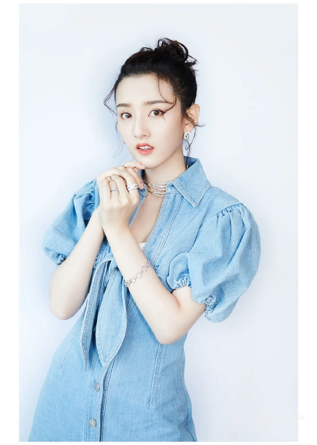 宋祖儿淡蓝色连衣牛仔短裙动人写真图片