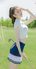 侧颜气质女生，运动风，打高尔夫球的精选短裙少女写真图片