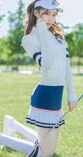 侧颜气质女生，运动风，打高尔夫球的精选短裙少女写真图片