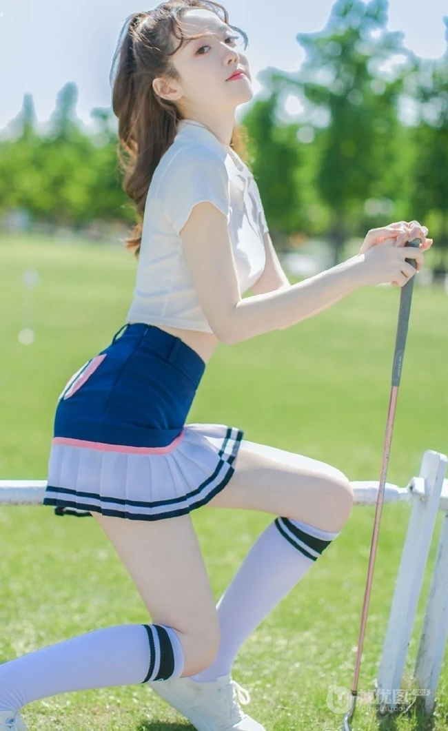侧颜气质女生，运动风，打高尔夫球的精选短裙少女写真图片