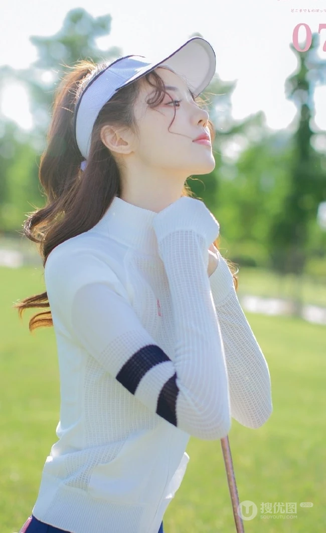 侧颜气质女生，运动风，打高尔夫球的精选短裙少女写真图片