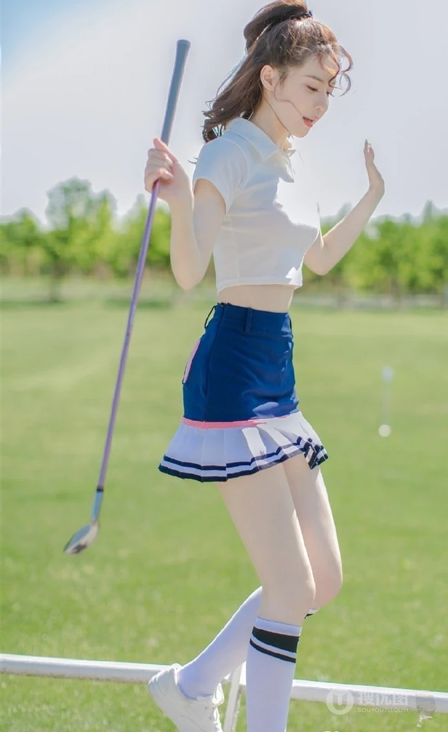 侧颜气质女生，运动风，打高尔夫球的精选短裙少女写真图片