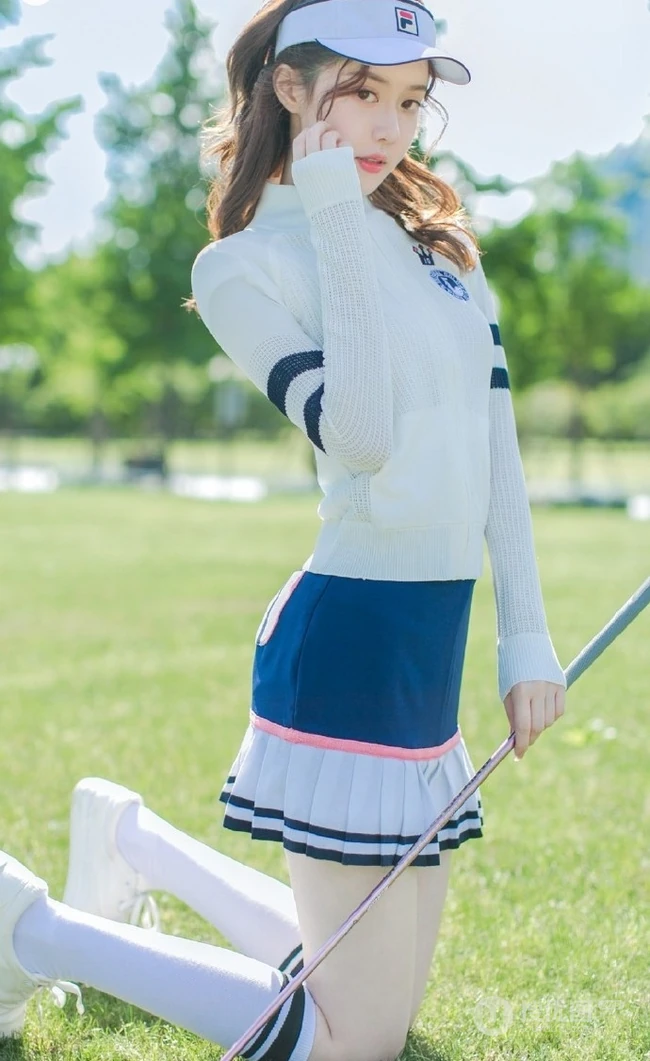 侧颜气质女生，运动风，打高尔夫球的精选短裙少女写真图片