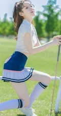 侧颜气质女生，运动风，打高尔夫球的精选短裙少女写真图片