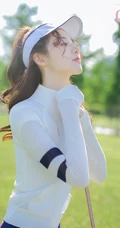 侧颜气质女生，运动风，打高尔夫球的精选短裙少女写真图片
