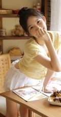 可爱型小脸少女，娇俏动人短裤白袜室内写真图片