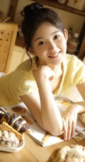 可爱型小脸少女，娇俏动人短裤白袜室内写真图片