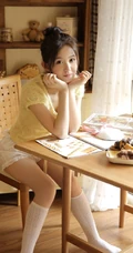 可爱型小脸少女，娇俏动人短裤白袜室内写真图片