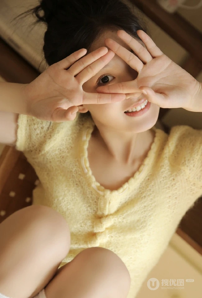 可爱型小脸少女，娇俏动人短裤白袜室内写真图片