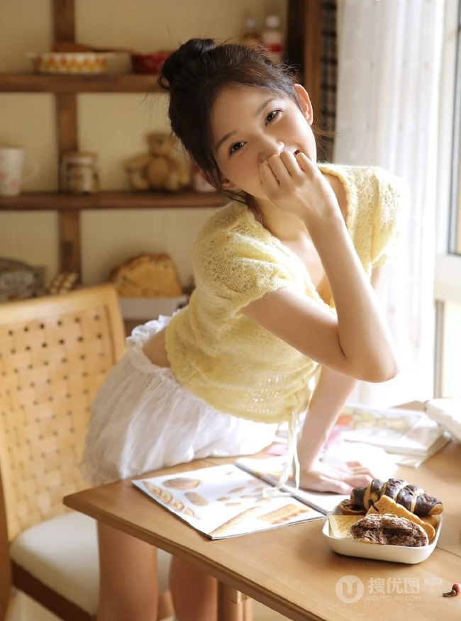 可爱型小脸少女，娇俏动人短裤白袜室内写真图片
