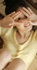 可爱型小脸少女，娇俏动人短裤白袜室内写真图片