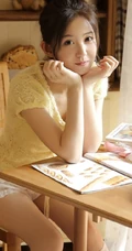 可爱型小脸少女，娇俏动人短裤白袜室内写真图片