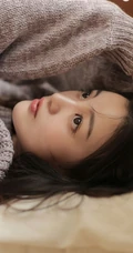 文静型清新女生，浅灰毛衣搭花裙高清室内图片