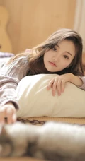 文静型清新女生，浅灰毛衣搭花裙高清室内图片
