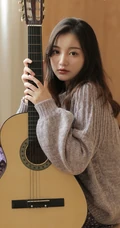 文静型清新女生，浅灰毛衣搭花裙高清室内图片