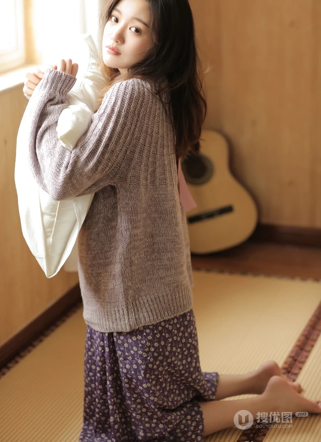 文静型清新女生，浅灰毛衣搭花裙高清室内图片