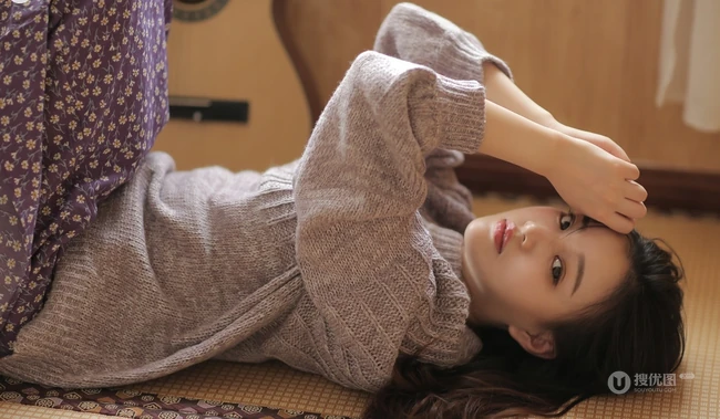 文静型清新女生，浅灰毛衣搭花裙高清室内图片