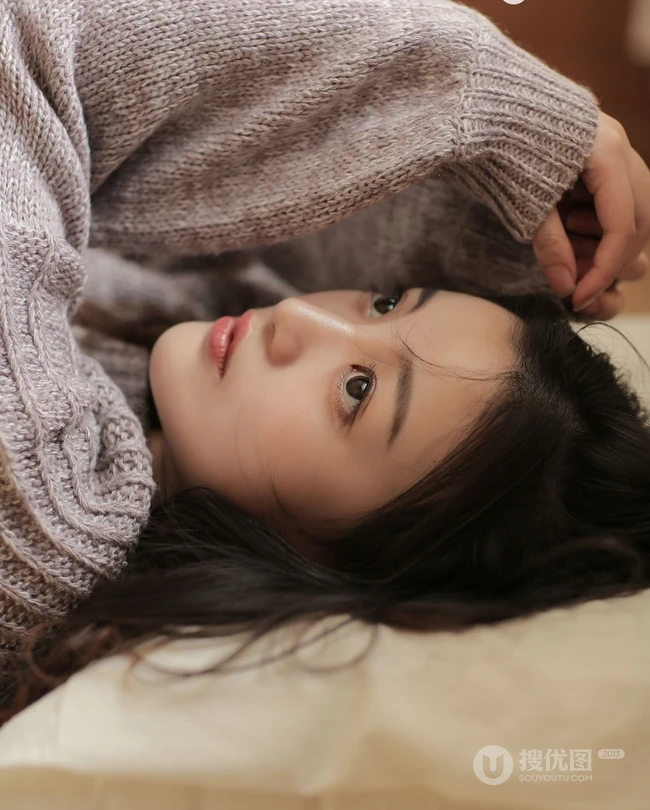 文静型清新女生，浅灰毛衣搭花裙高清室内图片