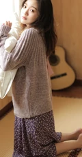 文静型清新女生，浅灰毛衣搭花裙高清室内图片