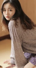 文静型清新女生，浅灰毛衣搭花裙高清室内图片