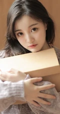 文静型清新女生，浅灰毛衣搭花裙高清室内图片