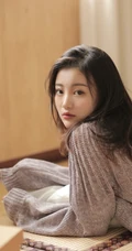 文静型清新女生，浅灰毛衣搭花裙高清室内图片