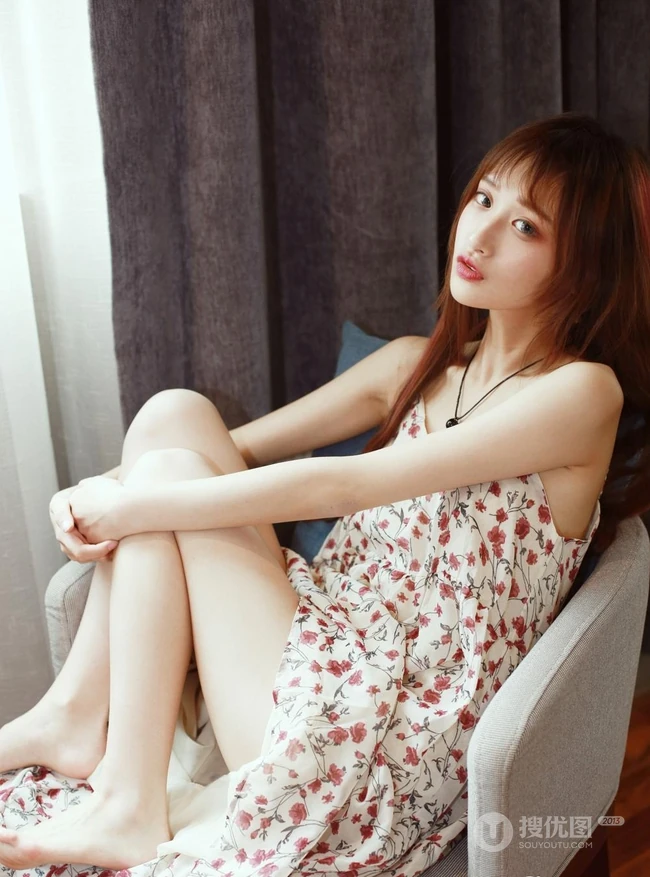 清新清新，娇小骨感，女生little贝壳喵气质碎花长裙写真图片