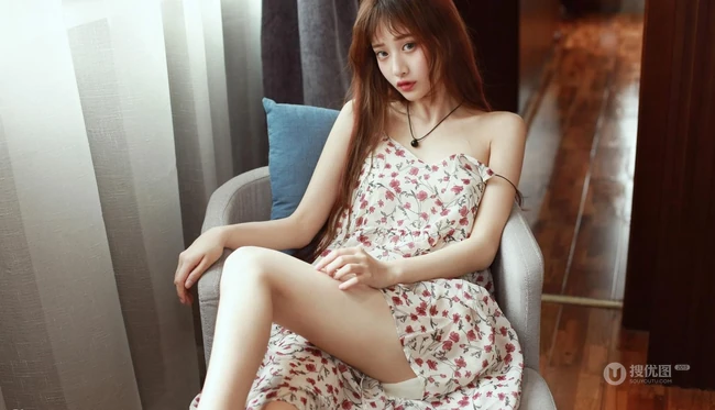 清新清新，娇小骨感，女生little贝壳喵气质碎花长裙写真图片