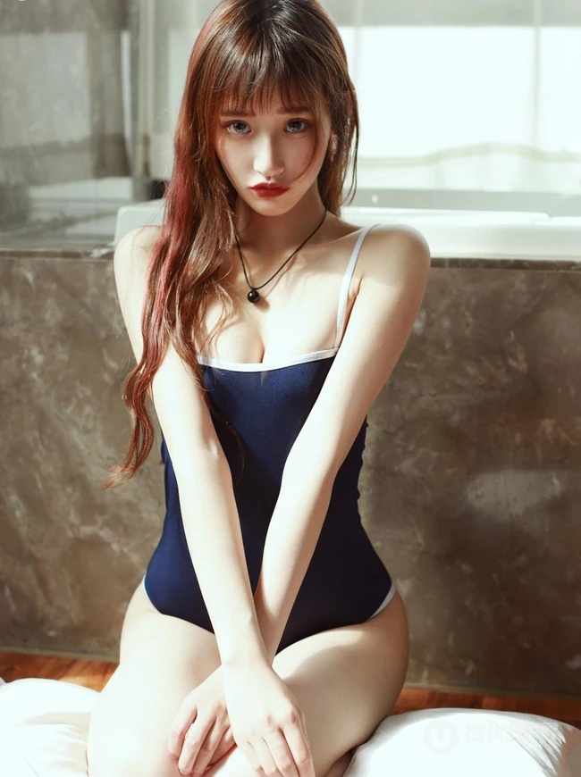清新清新，娇小骨感，女生little贝壳喵气质碎花长裙写真图片