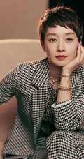短发女星马伊琍出席活动写真，格纹西装着身干净利落