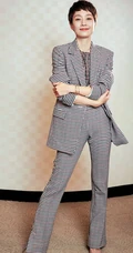 短发女星马伊琍出席活动写真，格纹西装着身干净利落