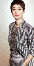 短发女星马伊琍出席活动写真，格纹西装着身干净利落