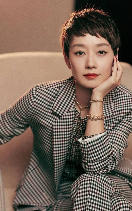 短发女星马伊琍出席活动写真，格纹西装着身干净利落