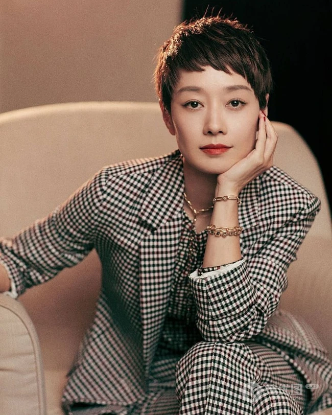 短发女星马伊琍出席活动写真，格纹西装着身干净利落