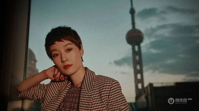 短发女星马伊琍出席活动写真，格纹西装着身干净利落