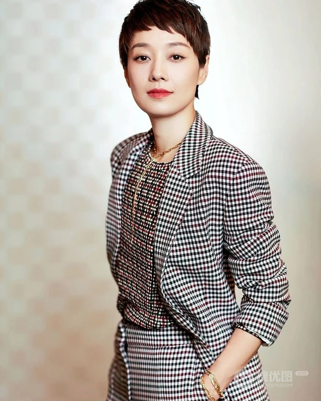 短发女星马伊琍出席活动写真，格纹西装着身干净利落