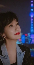 赵雅芝微博晒优雅恬静西装红唇美照，享受上海美丽夜色