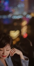 赵雅芝微博晒优雅恬静西装红唇美照，享受上海美丽夜色
