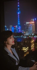 赵雅芝微博晒优雅恬静西装红唇美照，享受上海美丽夜色