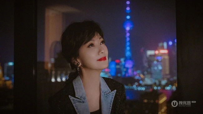 赵雅芝微博晒优雅恬静西装红唇美照，享受上海美丽夜色