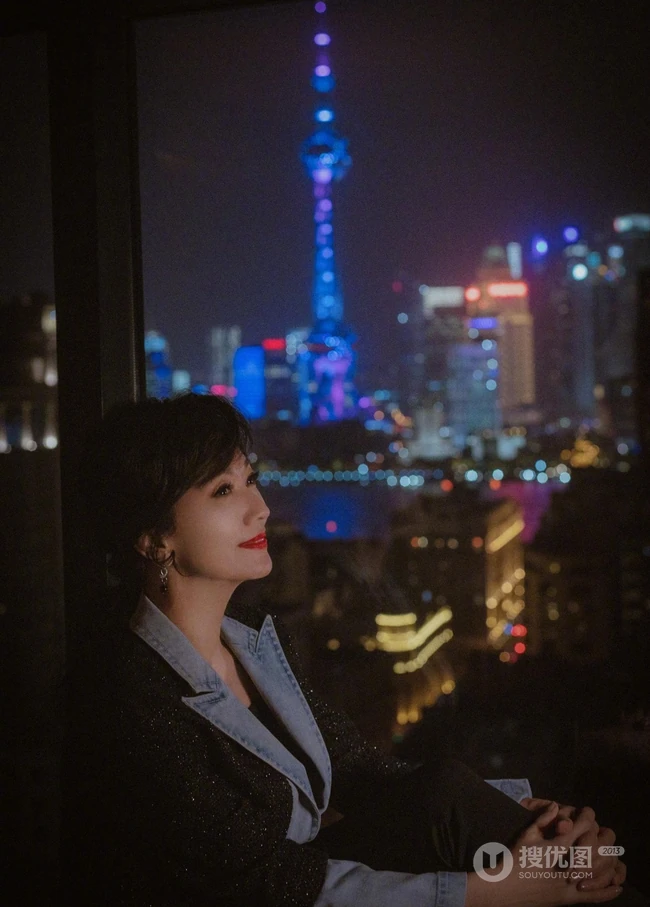 赵雅芝微博晒优雅恬静西装红唇美照，享受上海美丽夜色