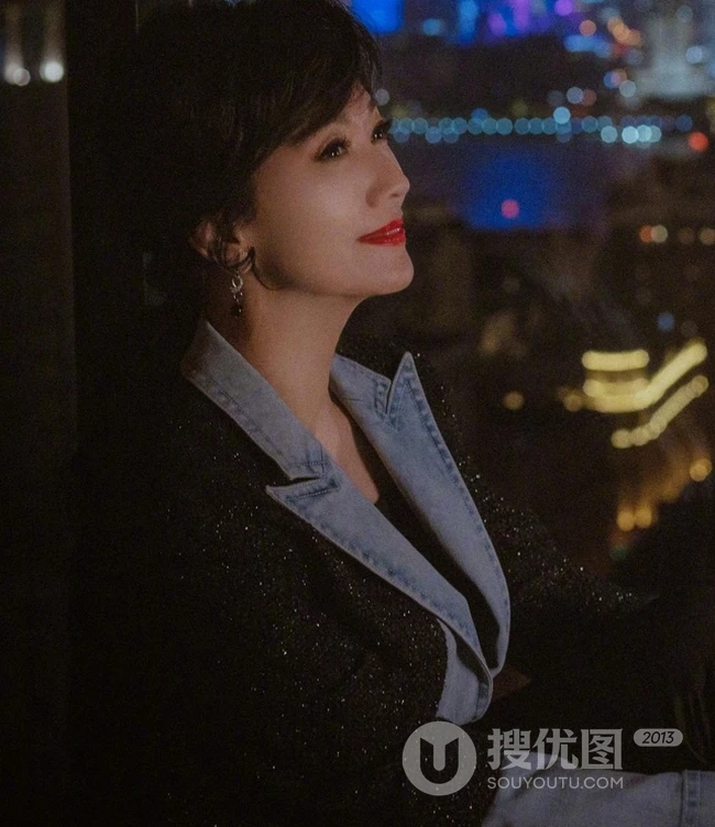 赵雅芝微博晒优雅恬静西装红唇美照，享受上海美丽夜色