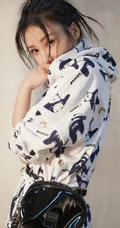 柳岩微博晒多套服饰写真美照，配文称世界上另一个我