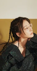 柳岩微博晒多套服饰写真美照，配文称世界上另一个我