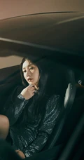 柳岩微博晒多套服饰写真美照，配文称世界上另一个我