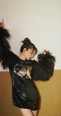 柳岩微博晒多套服饰写真美照，配文称世界上另一个我