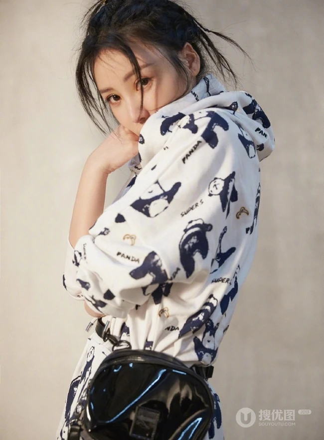柳岩微博晒多套服饰写真美照，配文称世界上另一个我